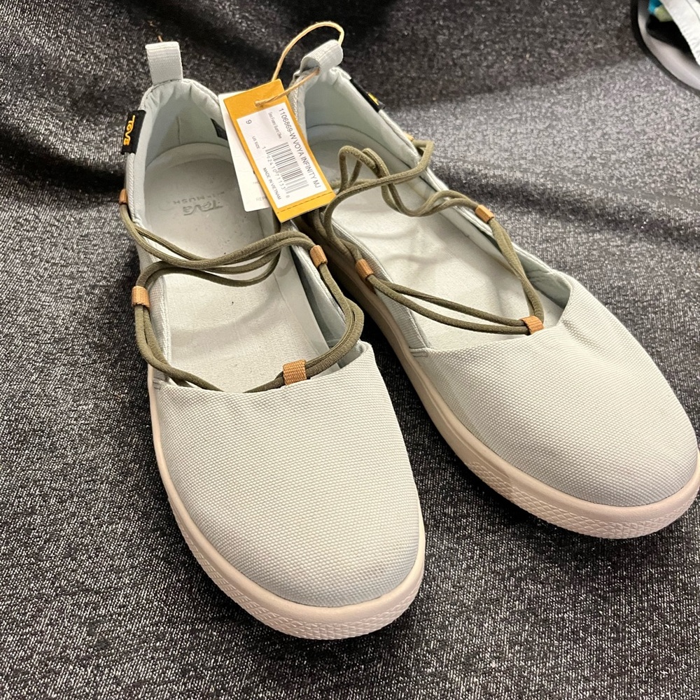 NEW WITH TAGS Teva voya infinity MJ size 9